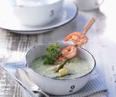 Spargel-Kerbel-Suppe mit Garnelenspießen