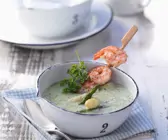 Spargel-Kerbel-Suppe mit Garnelenspießen