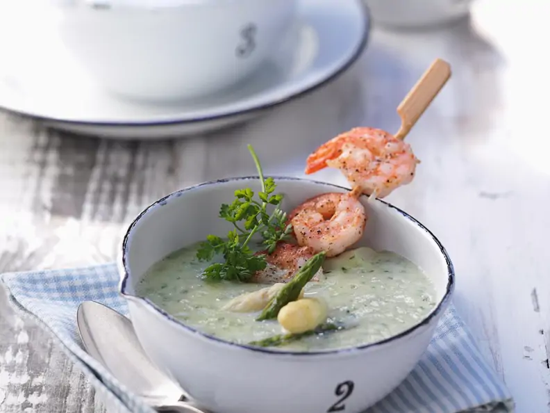 Spargel-Kerbel-Suppe mit Garnelenspießen