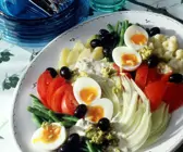 Salatplatte mit Oliven