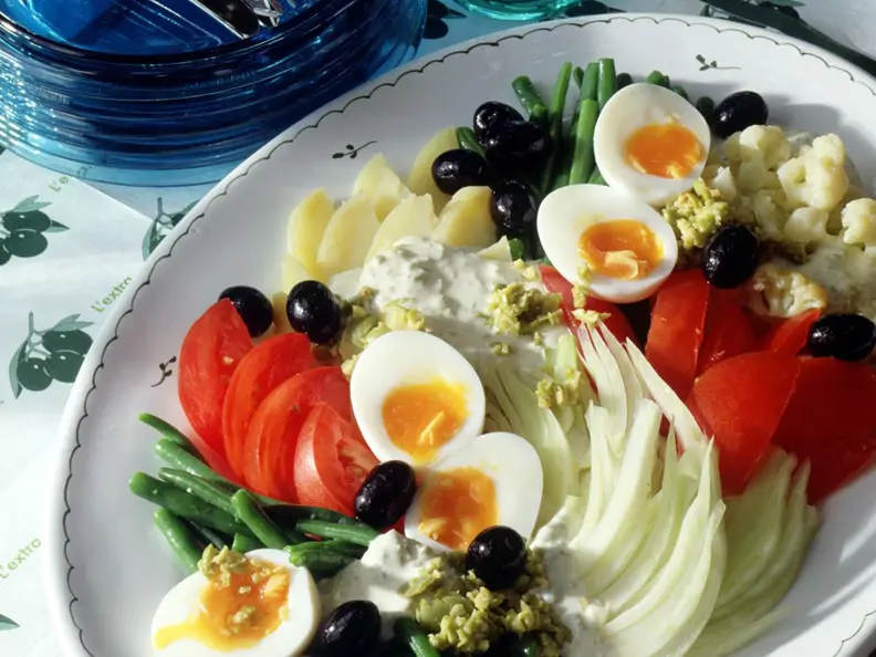 Salatplatte mit Oliven