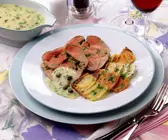 Kräuter-Lammkeule mit Kapernsauce und Kartoffelgratin