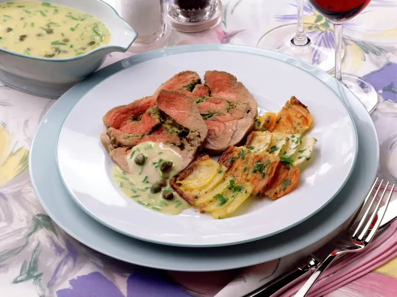 Kräuter-Lammkeule mit Kapernsauce und Kartoffelgratin