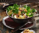 Feldsalat mit Camembert und Trauben