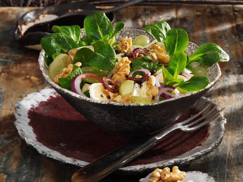 Feldsalat mit Camembert und Trauben