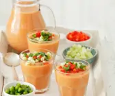 Spanische Gazpacho mit Gemüse-Topping
