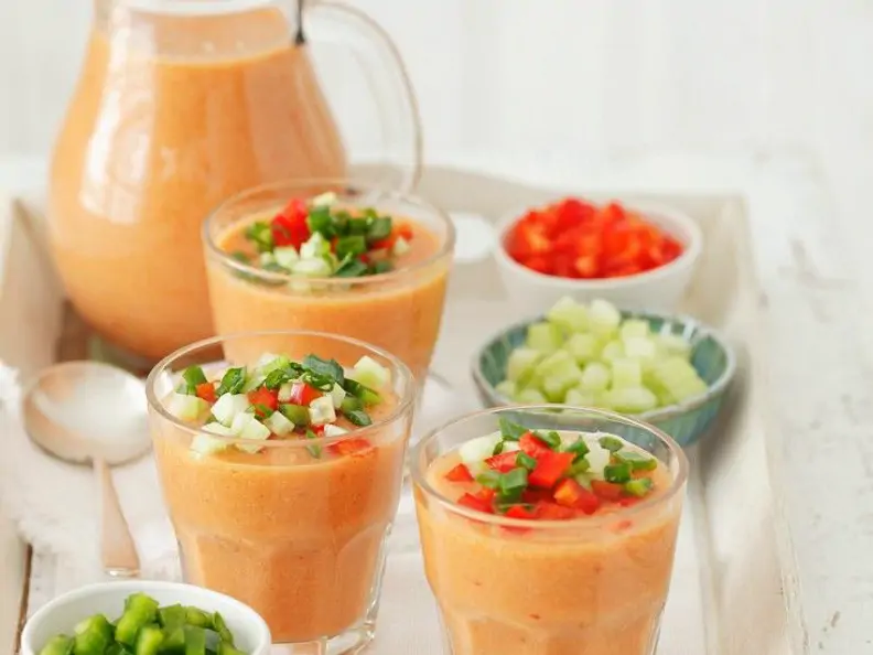 Spanische Gazpacho mit Gemüse-Topping