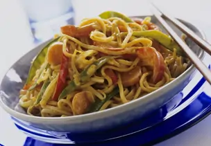 Eiernudeln mit Gemüse in Kokosauce