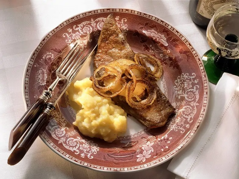 Kalbsleber mit Zwiebeln und Äpfeln