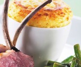 Jarlsberg Kartoffel-Soufflé mit Lammkoteletts und Salat aus grünen Bohnen