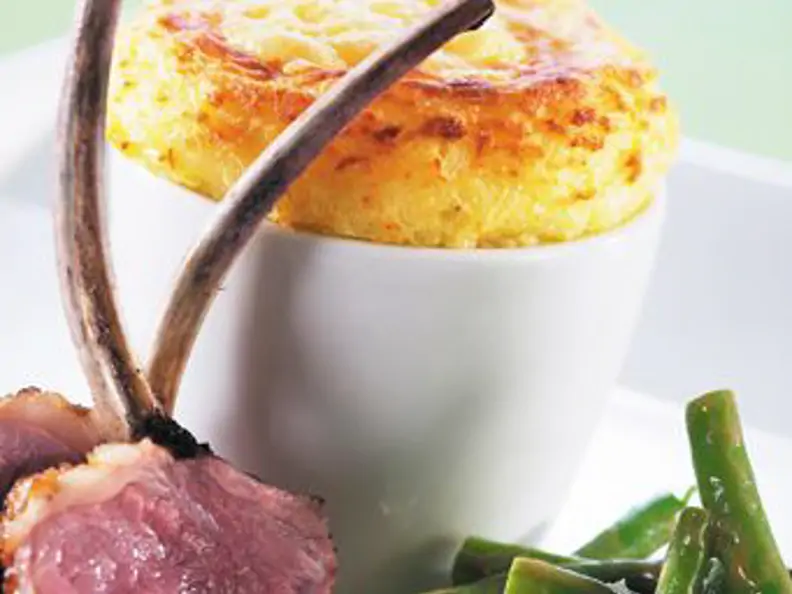 Jarlsberg Kartoffel-Soufflé mit Lammkoteletts und Salat aus grünen Bohnen
