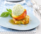 Gegrillter Pfirsich mit Pistazienbrioche und Pfirsich-Basilikum-Eis