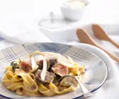 Nudeln in Käse-Weinsauce