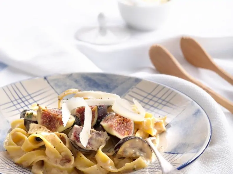 Nudeln in Käse-Weinsauce
