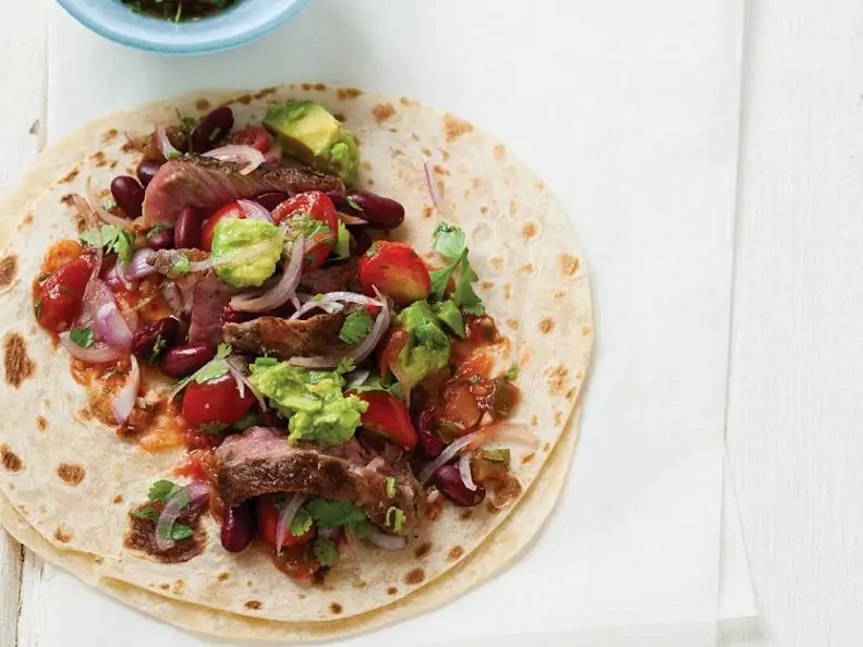 Rindfleischtortilla mit Avocado und Tomate