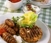 Hackröllchen und Hacksteaks mit Schafskäse