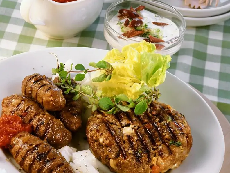 Hackröllchen und Hacksteaks mit Schafskäse
