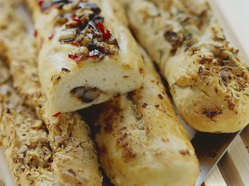 Verschieden gefülltes Weißbrot