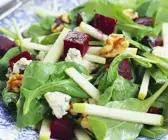 Salat mit Spinat, Roter Bete, Gorgonzola und Nüssen