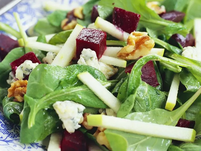 Salat mit Spinat, Roter Bete, Gorgonzola und Nüssen