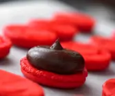 Rote Macarons mit Schokocreme