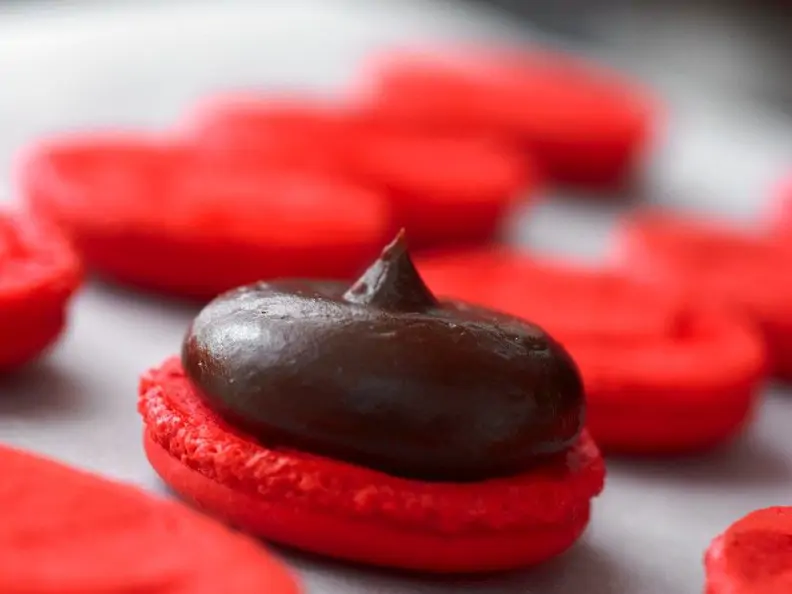 Rote Macarons mit Schokocreme
