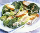 Romanasalat mit Knoblauchbrot