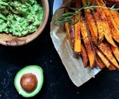Süßkartoffelpommes mit Avocadodip