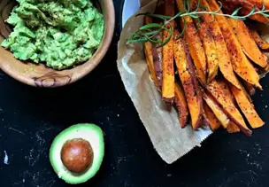 Süßkartoffelpommes mit Avocadodip