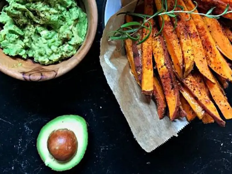Süßkartoffelpommes mit Avocadodip