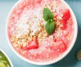 Rosa Smoothie-Bowl mit Wassermelone