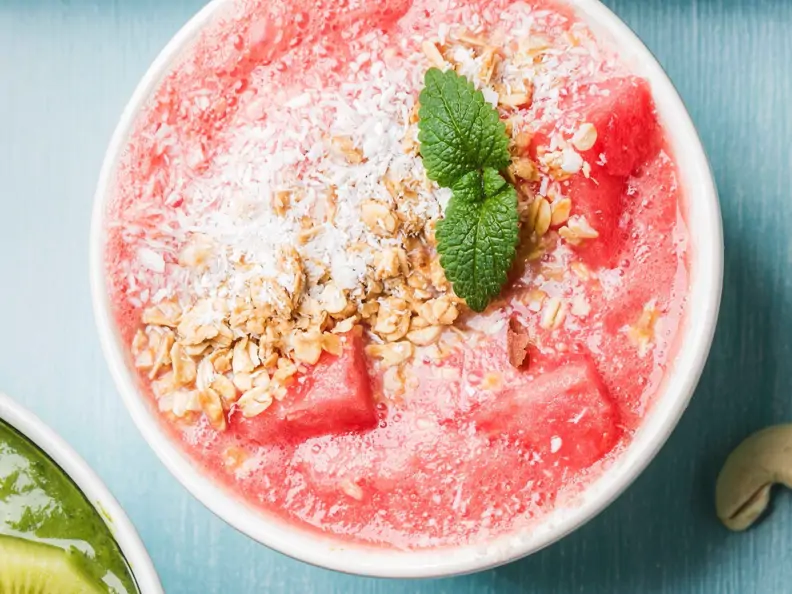 Rosa Smoothie-Bowl mit Wassermelone