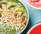 Grüne Smoothie-Bowl mit Kiwi