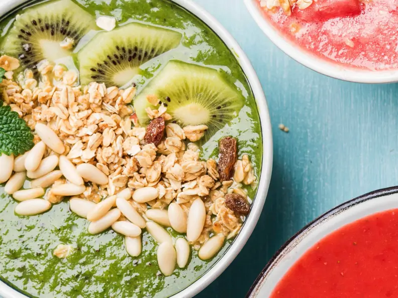 Grüne Smoothie-Bowl mit Kiwi
