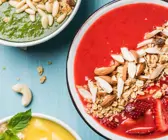 Rote Smoothie-Bowl mit Erdbeeren für den Thermomix