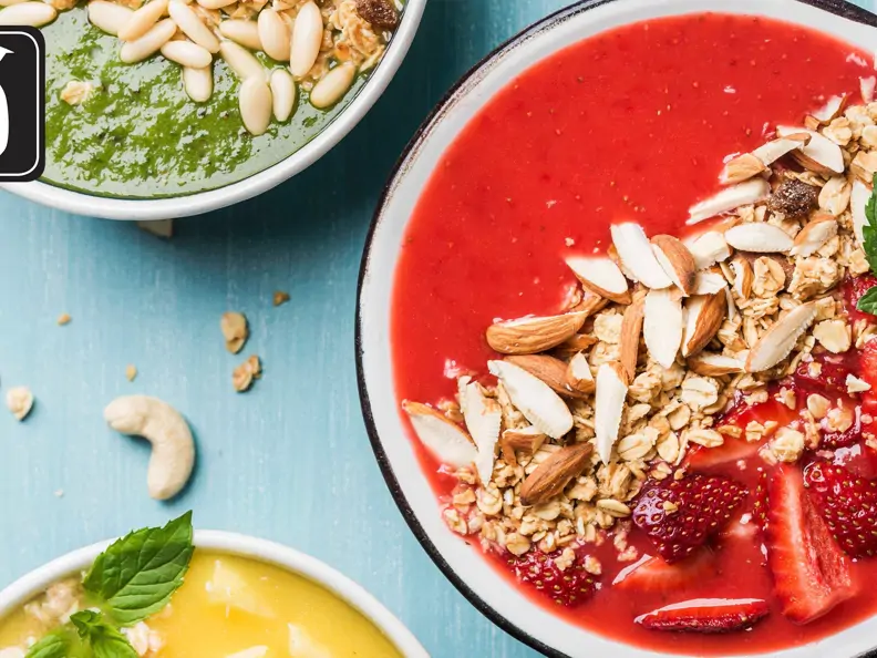 Rote Smoothie-Bowl mit Erdbeeren für den Thermomix