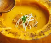 Kürbissuppe im Kürbis