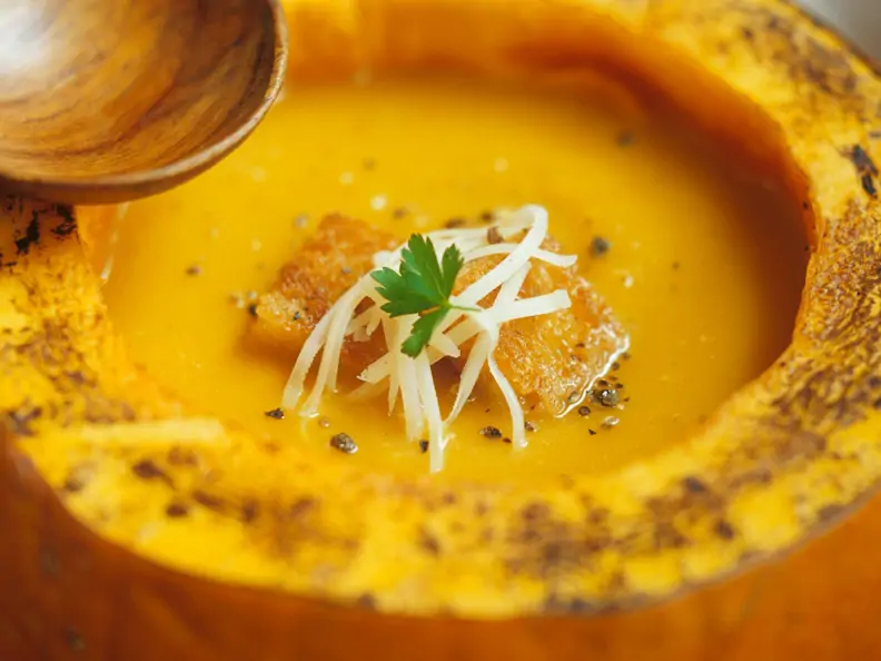 Kürbissuppe im Kürbis