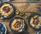 Kleine Zwetschgen-Galettes mit Walnüssen