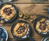 Kleine Zwetschgen-Galettes mit Walnüssen