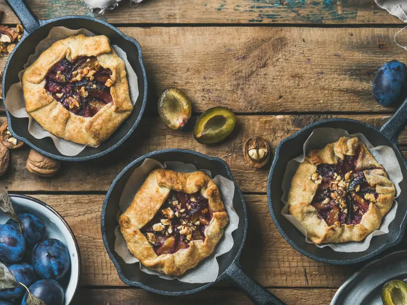 Kleine Zwetschgen-Galettes mit Walnüssen