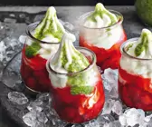 Frozen Yogurt mit Erdbeerkompott und Basilikum-Pesto