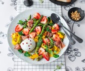 Erdbeer-Mango-Salat mit grünem Spargel