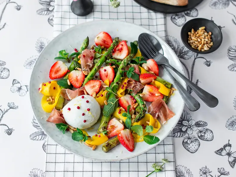 Erdbeer-Mango-Salat mit grünem Spargel