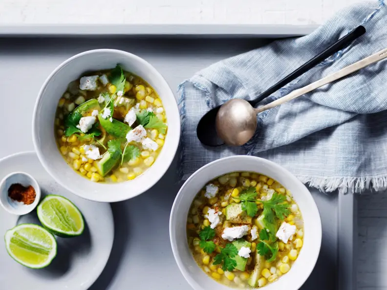 Mais-Avocado-Suppe mit Ziegenkäse und Koriander
