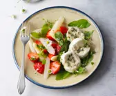 Ziegenkäse auf Wildkräuter-Spargel-Salat