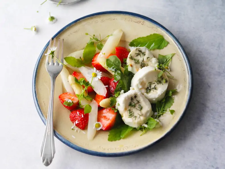 Ziegenkäse auf Wildkräuter-Spargel-Salat