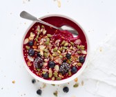 Beeren-Smoothie-Bowl mit Kernen