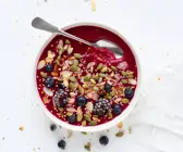 Beeren-Smoothie-Bowl mit Kernen
