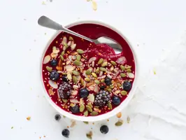 Beeren-Smoothie-Bowl mit Kernen